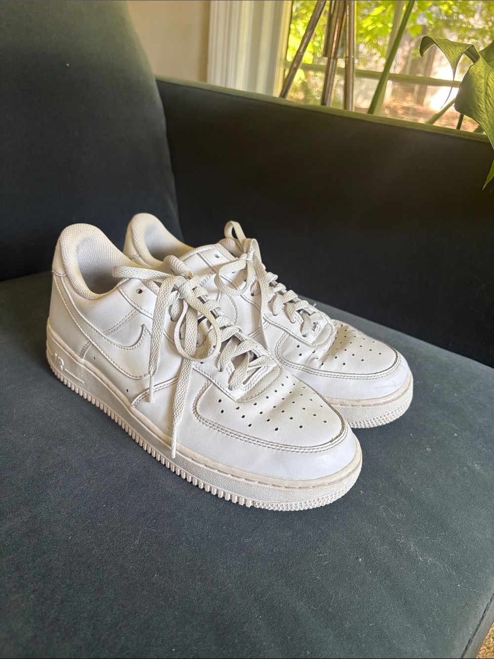 Nike Men's All-White AF1 Low-Top Leather Sneakers size 9